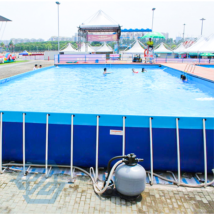 Piscina estiva fuori terra di grandi dimensioni con struttura in metallo, filtro e scaletta